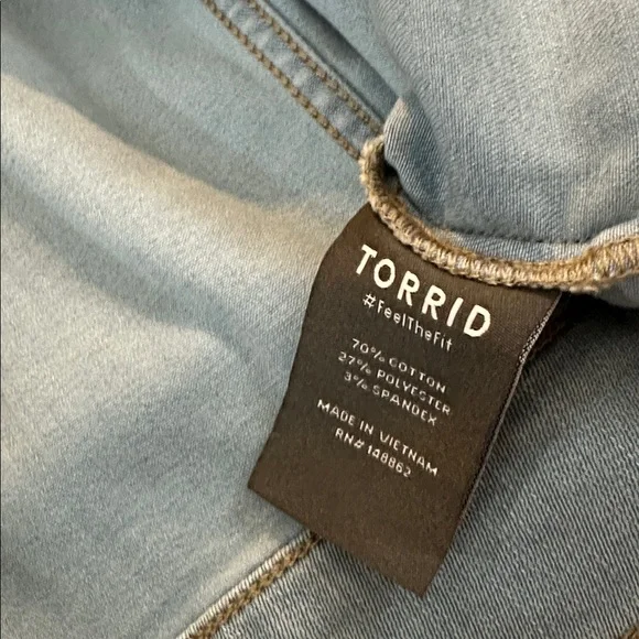 Torrid Like NEW Light Wash Cropped Collarless 3/4 sleeve Jean Jacket Medium - Picture 9 of 11